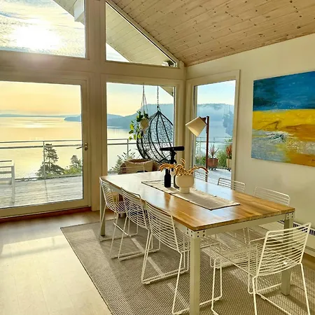 With Veranda And Fjord View Near Tonsberg Feriehus