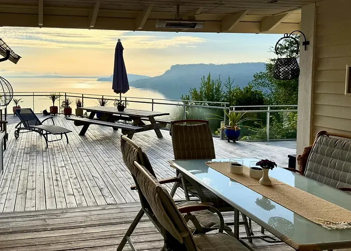 With Veranda And Fjord View Near Tonsberg Дом отдыха